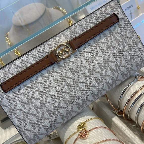 Michael Kors Reed Large Bifold Signature Snap Wallet Card Case 
Vanilla 
NWT - Picture 9 of 16